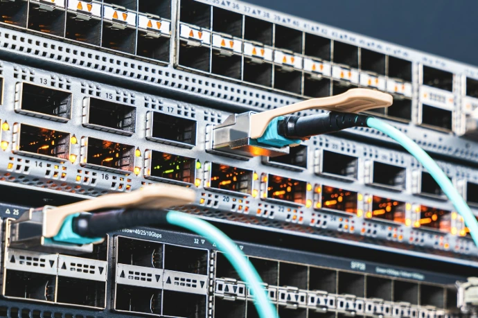 a bunch of wires that are connected to a server